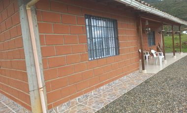 VENDO FINCA PLANA CON INMENSA CASA EN BARBOSA ANTIOQUIA.