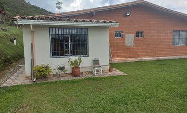 VENDO FINCA PLANA CON INMENSA CASA EN BARBOSA ANTIOQUIA.