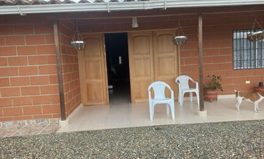VENDO FINCA PLANA CON INMENSA CASA EN BARBOSA ANTIOQUIA.