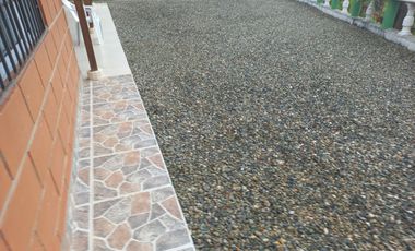 VENDO FINCA PLANA CON INMENSA CASA EN BARBOSA ANTIOQUIA.