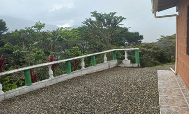 VENDO FINCA PLANA CON INMENSA CASA EN BARBOSA ANTIOQUIA.