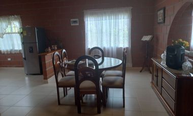 VENDO FINCA PLANA CON INMENSA CASA EN BARBOSA ANTIOQUIA.
