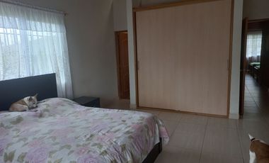 VENDO FINCA PLANA CON INMENSA CASA EN BARBOSA ANTIOQUIA.