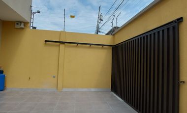 En Machala De Venta Hermosa Casa de Estreno de 3 Dormitorios, 4 Baños Completos, Garaje para 2 Vehiculos, Estudio