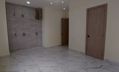 En Machala De Venta Hermosa Casa de Estreno de 3 Dormitorios, 4 Baños Completos, Garaje para 2 Vehiculos, Estudio
