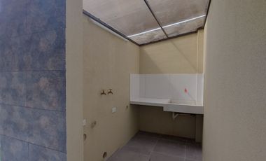 En Machala De Venta Hermosa Casa de Estreno de 3 Dormitorios, 4 Baños Completos, Garaje para 2 Vehiculos, Estudio