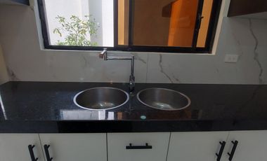 En Machala De Venta Hermosa Casa de Estreno de 3 Dormitorios, 4 Baños Completos, Garaje para 2 Vehiculos, Estudio