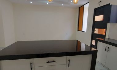 En Machala De Venta Hermosa Casa de Estreno de 3 Dormitorios, 4 Baños Completos, Garaje para 2 Vehiculos, Estudio