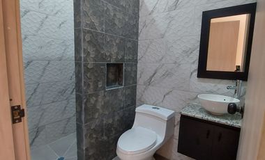 En Machala De Venta Hermosa Casa de Estreno de 3 Dormitorios, 4 Baños Completos, Garaje para 2 Vehiculos, Estudio