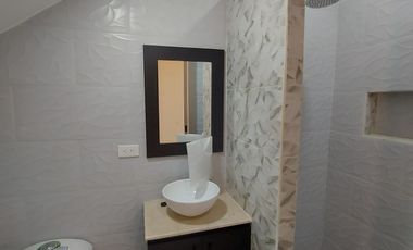 En Machala De Venta Hermosa Casa de Estreno de 3 Dormitorios, 4 Baños Completos, Garaje para 2 Vehiculos, Estudio