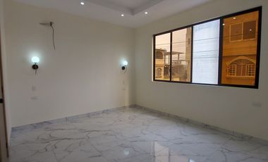 En Machala De Venta Hermosa Casa de Estreno de 3 Dormitorios, 4 Baños Completos, Garaje para 2 Vehiculos, Estudio