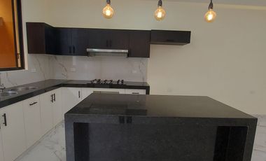 En Machala De Venta Hermosa Casa de Estreno de 3 Dormitorios, 4 Baños Completos, Garaje para 2 Vehiculos, Estudio