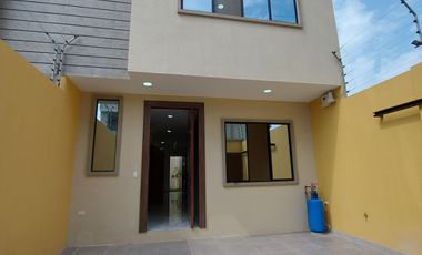 En Machala De Venta Hermosa Casa de Estreno de 3 Dormitorios, 4 Baños Completos, Garaje para 2 Vehiculos, Estudio