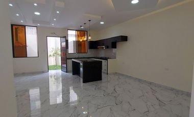 En Machala De Venta Hermosa Casa de Estreno de 3 Dormitorios, 4 Baños Completos, Garaje para 2 Vehiculos, Estudio