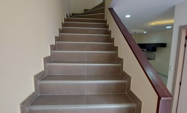 En Machala De Venta Hermosa Casa de Estreno de 3 Dormitorios, 4 Baños Completos, Garaje para 2 Vehiculos, Estudio