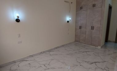 En Machala De Venta Hermosa Casa de Estreno de 3 Dormitorios, 4 Baños Completos, Garaje para 2 Vehiculos, Estudio
