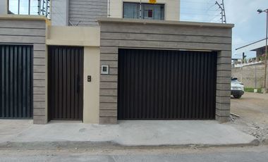 En Machala De Venta Hermosa Casa de Estreno de 3 Dormitorios, 4 Baños Completos, Garaje para 2 Vehiculos, Estudio