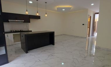 En Machala De Venta Hermosa Casa de Estreno de 3 Dormitorios, 4 Baños Completos, Garaje para 2 Vehiculos, Estudio
