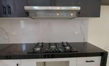 En Machala De Venta Hermosa Casa de Estreno de 3 Dormitorios, 4 Baños Completos, Garaje para 2 Vehiculos, Estudio