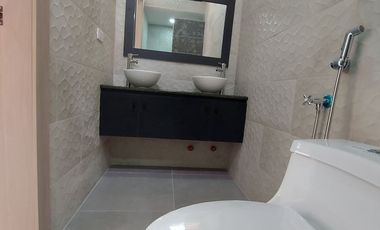 En Machala De Venta Hermosa Casa de Estreno de 3 Dormitorios, 4 Baños Completos, Garaje para 2 Vehiculos, Estudio