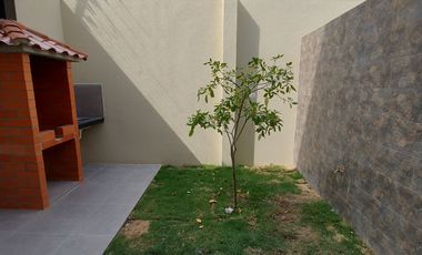En Machala De Venta Hermosa Casa de Estreno de 3 Dormitorios, 4 Baños Completos, Garaje para 2 Vehiculos, Estudio