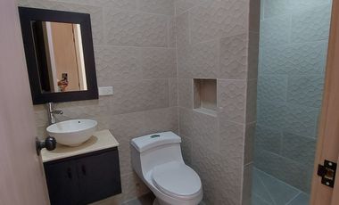 En Machala De Venta Hermosa Casa de Estreno de 3 Dormitorios, 4 Baños Completos, Garaje para 2 Vehiculos, Estudio