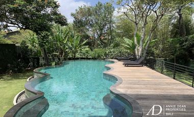 FREEHOLD VILLA SURROUNDED BY LUSH GREENERY IN BATU BOLONG