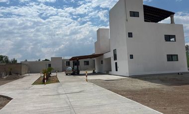 RENTO CASA CAMPESTRE NUEVA CERCA ESTACION FERROCARRIL SIN MUEBLES AMPLIA CON VISTAS INCREIBLES EN SAN MIGUEL DE ALLENDE,GTO