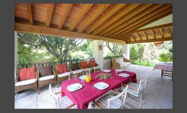 VENTA DE CASA EN LA COLONIA VOLCANES, JUNTO A VISTA HERMOSA, CUERNAVACA MOR. 2 TERRENOS JUNTOS, UN NIVEL, VIGILANCIA, ALBERCA, GRAN JARDÍN, CANCHA DE