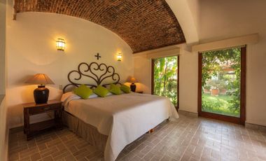VENTA DE CASA EN LA COLONIA VOLCANES, JUNTO A VISTA HERMOSA, CUERNAVACA MOR. 2 TERRENOS JUNTOS, UN NIVEL, VIGILANCIA, ALBERCA, GRAN JARDÍN, CANCHA DE