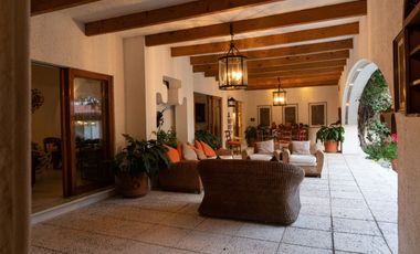 VENTA DE CASA EN LA COLONIA VOLCANES, JUNTO A VISTA HERMOSA, CUERNAVACA MOR. 2 TERRENOS JUNTOS, UN NIVEL, VIGILANCIA, ALBERCA, GRAN JARDÍN, CANCHA DE