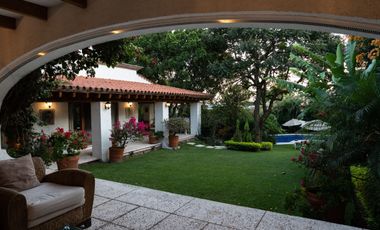 VENTA DE CASA EN LA COLONIA VOLCANES, JUNTO A VISTA HERMOSA, CUERNAVACA MOR. 2 TERRENOS JUNTOS, UN NIVEL, VIGILANCIA, ALBERCA, GRAN JARDÍN, CANCHA DE