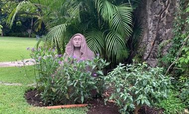 VENTA DE CASA EN LA COLONIA VOLCANES, JUNTO A VISTA HERMOSA, CUERNAVACA MOR. 2 TERRENOS JUNTOS, UN NIVEL, VIGILANCIA, ALBERCA, GRAN JARDÍN, CANCHA DE