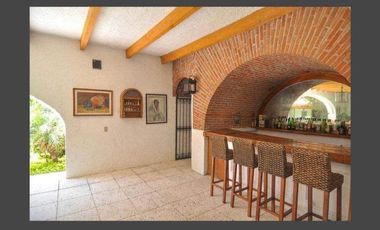 VENTA DE CASA EN LA COLONIA VOLCANES, JUNTO A VISTA HERMOSA, CUERNAVACA MOR. 2 TERRENOS JUNTOS, UN NIVEL, VIGILANCIA, ALBERCA, GRAN JARDÍN, CANCHA DE