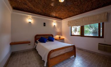 VENTA DE CASA EN LA COLONIA VOLCANES, JUNTO A VISTA HERMOSA, CUERNAVACA MOR. 2 TERRENOS JUNTOS, UN NIVEL, VIGILANCIA, ALBERCA, GRAN JARDÍN, CANCHA DE