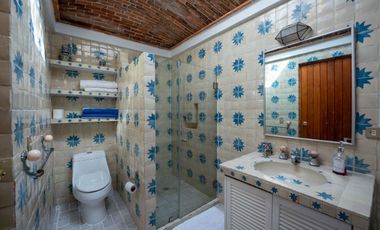 VENTA DE CASA EN LA COLONIA VOLCANES, JUNTO A VISTA HERMOSA, CUERNAVACA MOR. 2 TERRENOS JUNTOS, UN NIVEL, VIGILANCIA, ALBERCA, GRAN JARDÍN, CANCHA DE