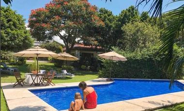 VENTA DE CASA EN LA COLONIA VOLCANES, JUNTO A VISTA HERMOSA, CUERNAVACA MOR. 2 TERRENOS JUNTOS, UN NIVEL, VIGILANCIA, ALBERCA, GRAN JARDÍN, CANCHA DE