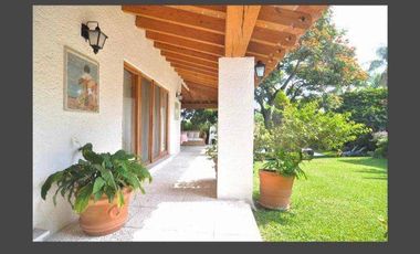VENTA DE CASA EN LA COLONIA VOLCANES, JUNTO A VISTA HERMOSA, CUERNAVACA MOR. 2 TERRENOS JUNTOS, UN NIVEL, VIGILANCIA, ALBERCA, GRAN JARDÍN, CANCHA DE
