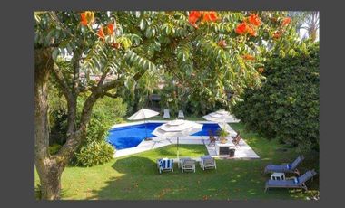 VENTA DE CASA EN LA COLONIA VOLCANES, JUNTO A VISTA HERMOSA, CUERNAVACA MOR. 2 TERRENOS JUNTOS, UN NIVEL, VIGILANCIA, ALBERCA, GRAN JARDÍN, CANCHA DE