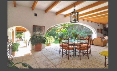 VENTA DE CASA EN LA COLONIA VOLCANES, JUNTO A VISTA HERMOSA, CUERNAVACA MOR. 2 TERRENOS JUNTOS, UN NIVEL, VIGILANCIA, ALBERCA, GRAN JARDÍN, CANCHA DE