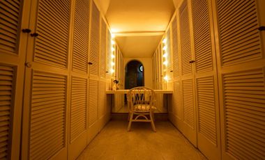 VENTA DE CASA EN LA COLONIA VOLCANES, JUNTO A VISTA HERMOSA, CUERNAVACA MOR. 2 TERRENOS JUNTOS, UN NIVEL, VIGILANCIA, ALBERCA, GRAN JARDÍN, CANCHA DE