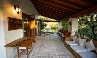 VENTA DE CASA EN LA COLONIA VOLCANES, JUNTO A VISTA HERMOSA, CUERNAVACA MOR. 2 TERRENOS JUNTOS, UN NIVEL, VIGILANCIA, ALBERCA, GRAN JARDÍN, CANCHA DE
