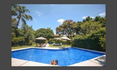 VENTA DE CASA EN LA COLONIA VOLCANES, JUNTO A VISTA HERMOSA, CUERNAVACA MOR. 2 TERRENOS JUNTOS, UN NIVEL, VIGILANCIA, ALBERCA, GRAN JARDÍN, CANCHA DE