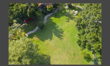 VENTA DE CASA EN LA COLONIA VOLCANES, JUNTO A VISTA HERMOSA, CUERNAVACA MOR. 2 TERRENOS JUNTOS, UN NIVEL, VIGILANCIA, ALBERCA, GRAN JARDÍN, CANCHA DE