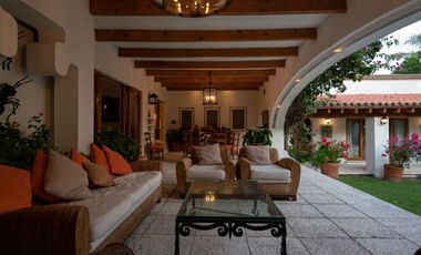 VENTA DE CASA EN LA COLONIA VOLCANES, JUNTO A VISTA HERMOSA, CUERNAVACA MOR. 2 TERRENOS JUNTOS, UN NIVEL, VIGILANCIA, ALBERCA, GRAN JARDÍN, CANCHA DE