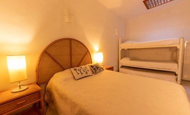VENTA DE CASA EN LA COLONIA VOLCANES, JUNTO A VISTA HERMOSA, CUERNAVACA MOR. 2 TERRENOS JUNTOS, UN NIVEL, VIGILANCIA, ALBERCA, GRAN JARDÍN, CANCHA DE