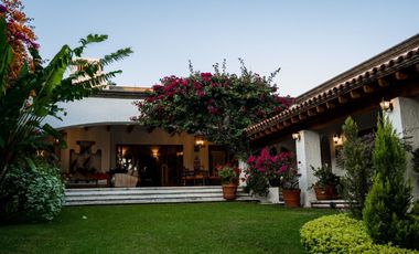 VENTA DE CASA EN LA COLONIA VOLCANES, JUNTO A VISTA HERMOSA, CUERNAVACA MOR. 2 TERRENOS JUNTOS, UN NIVEL, VIGILANCIA, ALBERCA, GRAN JARDÍN, CANCHA DE