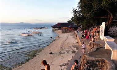 WHITE SAND BEACH IN SAAVEDRA MOALBOAL