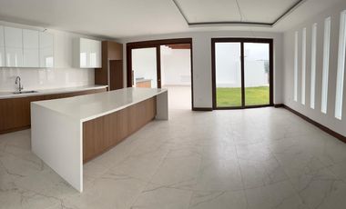 HERMOSA CASA DE VENTA EN NAYÓN!!  VISTA!!