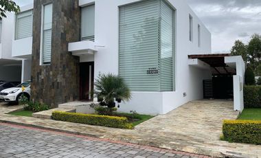 Casa Moderna en Venta, Urbanización Cerrada - La Viña